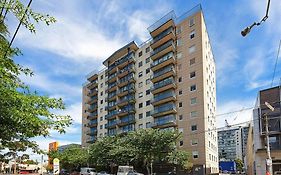 Spacious Apartment Minutes From The Cbd